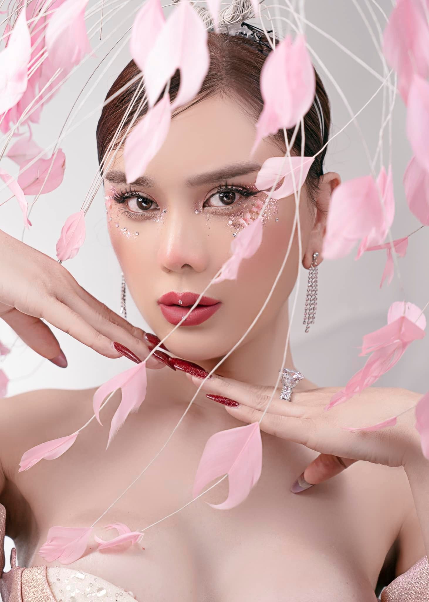 Diện mạo khác lạ của Lâm Khánh Chi. Ảnh FBNV