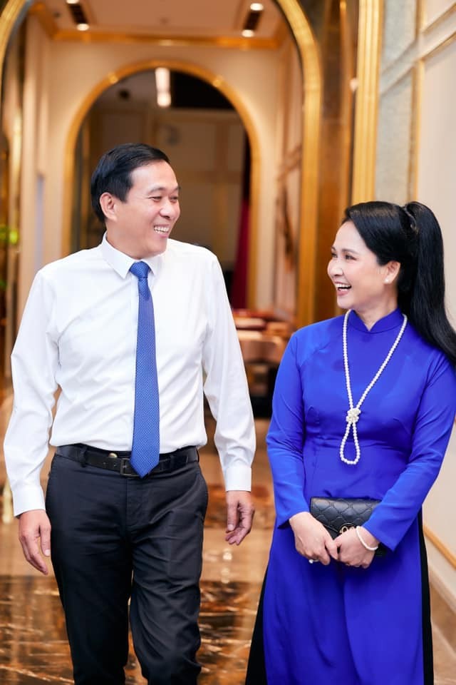 Cuộc sống hôn nhân của NSND Lan Hương và ông xã Đỗ Kỷ khiến nhiều người ngưỡng mộ. Ảnh internet Cuộc sống hôn nhân của NSND Lan Hương và ông xã Đỗ Kỷ khiến nhiều người ngưỡng mộ. Ảnh internet