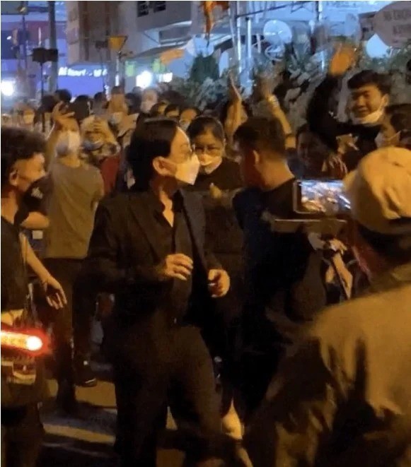 Không khí nhốn nháo tại đám tang của NS Vũ Linh. Ảnh FB Không khí nhốn nháo tại đám tang của NS Vũ Linh. Ảnh FB