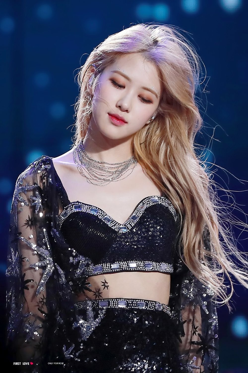 Đang biểu diễn sung, Rosé (BLACKPINK) bị tuột dây váy cổ yếm: Màn xử lý lấy trọn 10 điểm 5 Đang biểu diễn sung, Rosé (BLACKPINK) bị tuột dây váy cổ yếm: Màn xử lý lấy trọn 10 điểm 5