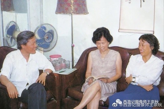 Nhà biên kịch Đới Anh Lộc, Dương Khiết, Trâu Ức Thanh (lần lượt từ trái qua phải). Ảnh Sina Nhà biên kịch Đới Anh Lộc, Dương Khiết, Trâu Ức Thanh (lần lượt từ trái qua phải). Ảnh Sina