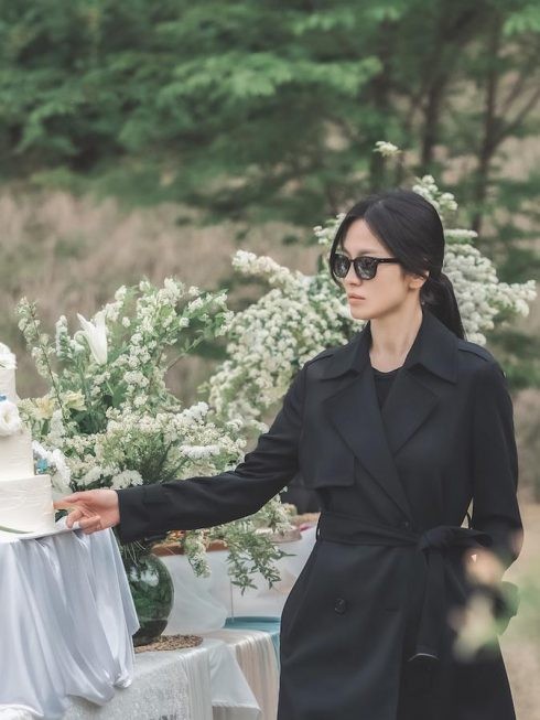 Theo K Drama Fashion, ở phân cảnh Dong Eun lén xuất hiện ở đám cưới của Yeon Jin (Lim Ji Yeon) thì cô đã đeo cặp kính Moscot giá 330 USD. (Ảnh: Netflix)