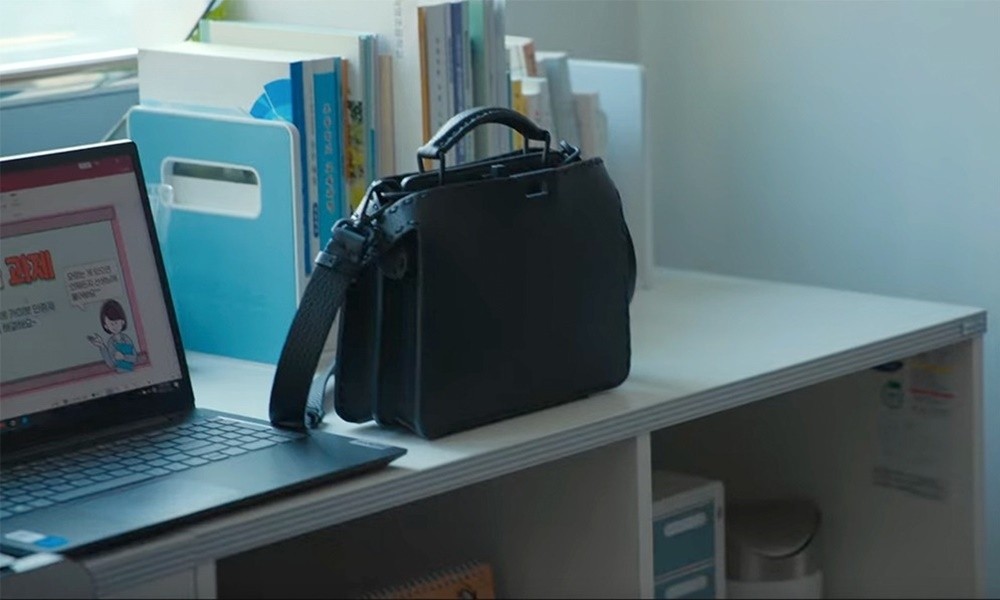 Hay mẫu túi xách đến từ nhà mốt Fendi xuất hiện cùng Moon Dong Eun trong cảnh quay ở tập 6. Dù vai diễn là nhân vật có hoàn cảnh nghèo khó nhưng Song Hye Kyo lại chuẩn bị nhiều đồ hiệu khi đóng phim.  Ảnh: Theqoo.