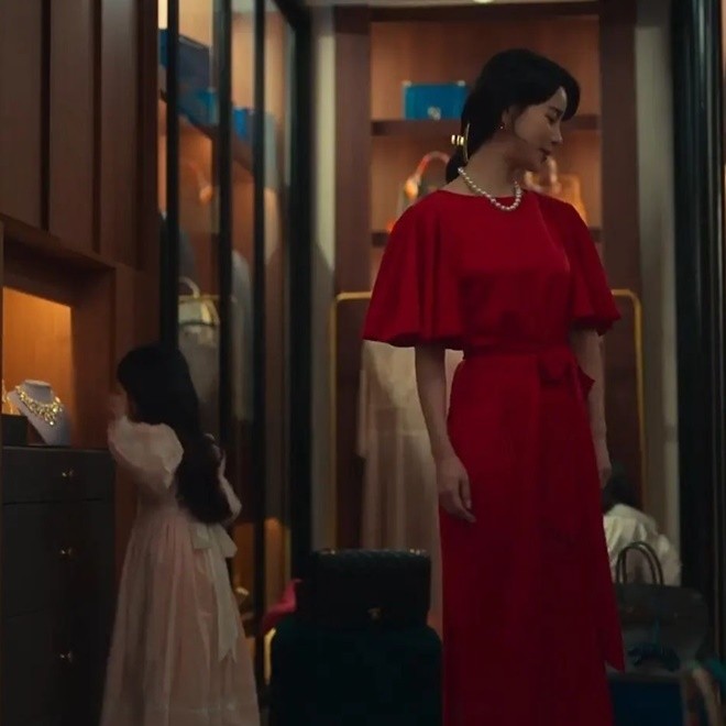 Chiếc đầm đỏ được Ji Yeon dùng cho một sự kiện quan trọng, trị giá 103,7 USD.