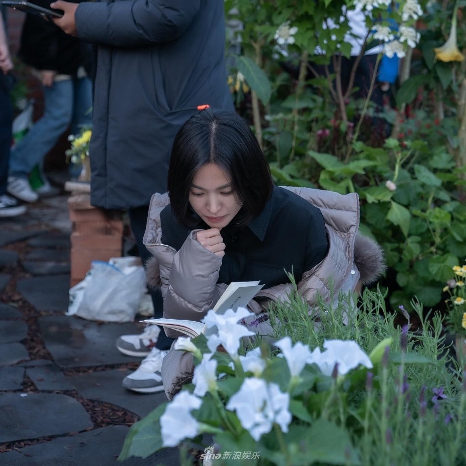 Song Hye Kyo tung loạt ảnh trong hậu trường 'The Glory': Biểu cảm gây sốt mạng - Ảnh 2