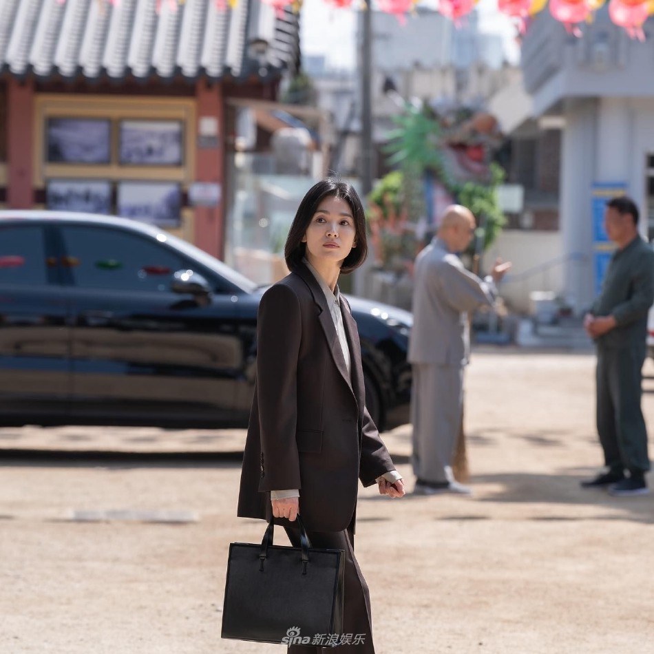 Song Hye Kyo tung loạt ảnh trong hậu trường 'The Glory': Biểu cảm gây sốt mạng - Ảnh 4