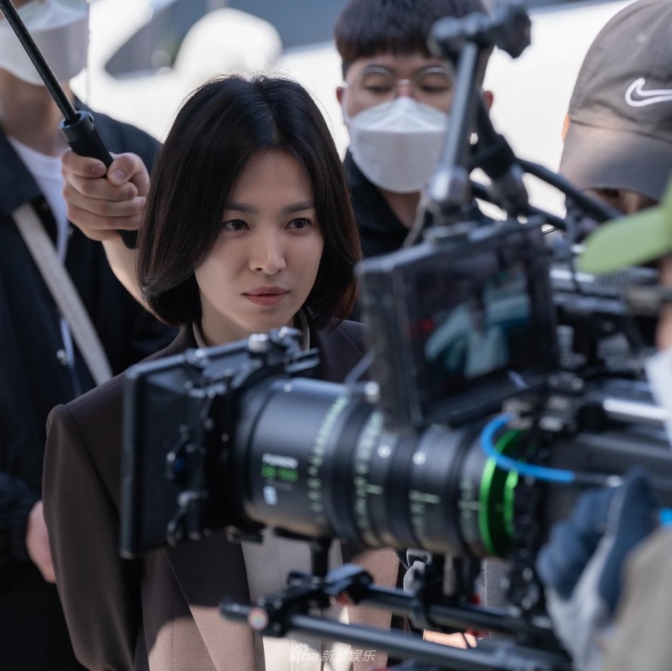 Song Hye Kyo tung loạt ảnh trong hậu trường 'The Glory': Biểu cảm gây sốt mạng - Ảnh 3