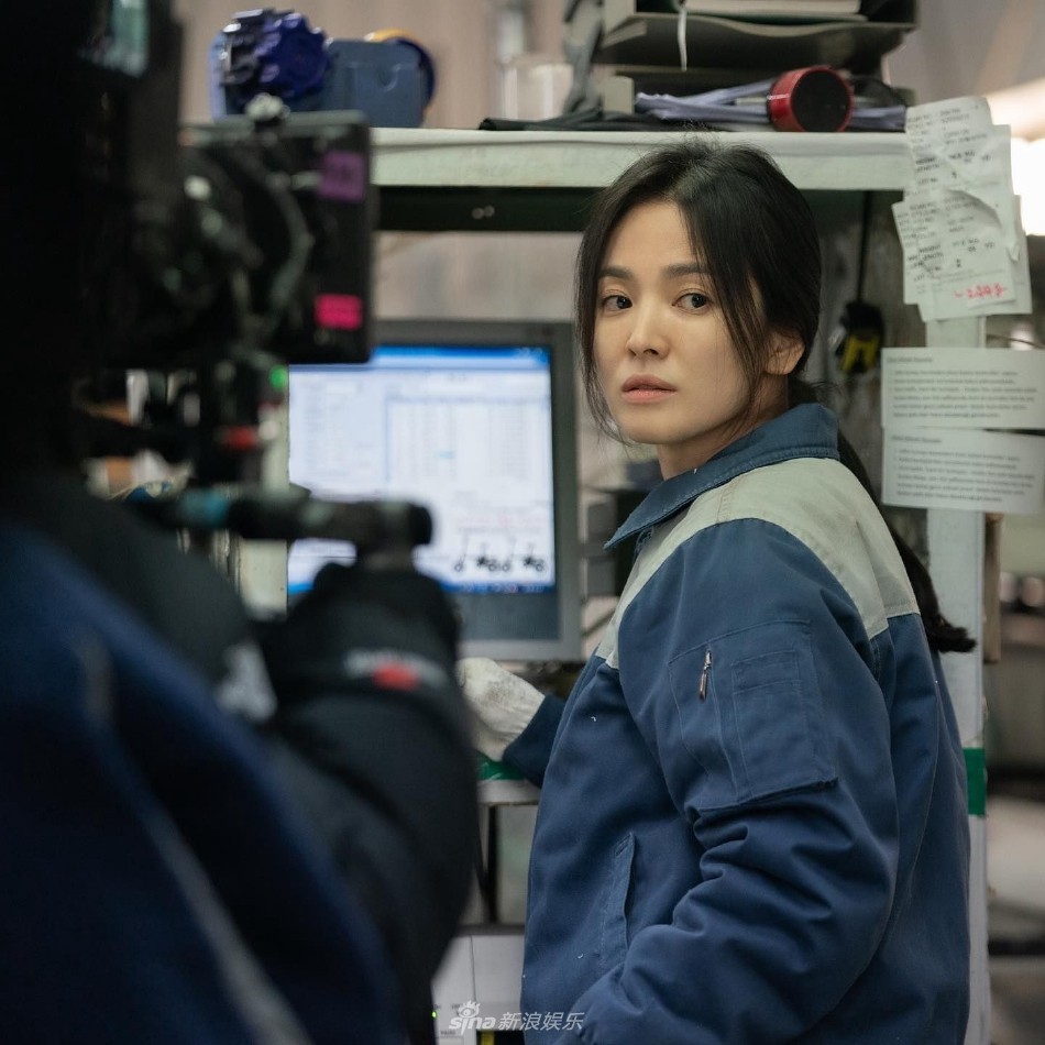 Song Hye Kyo tung loạt ảnh trong hậu trường 'The Glory': Biểu cảm gây sốt mạng - Ảnh 1