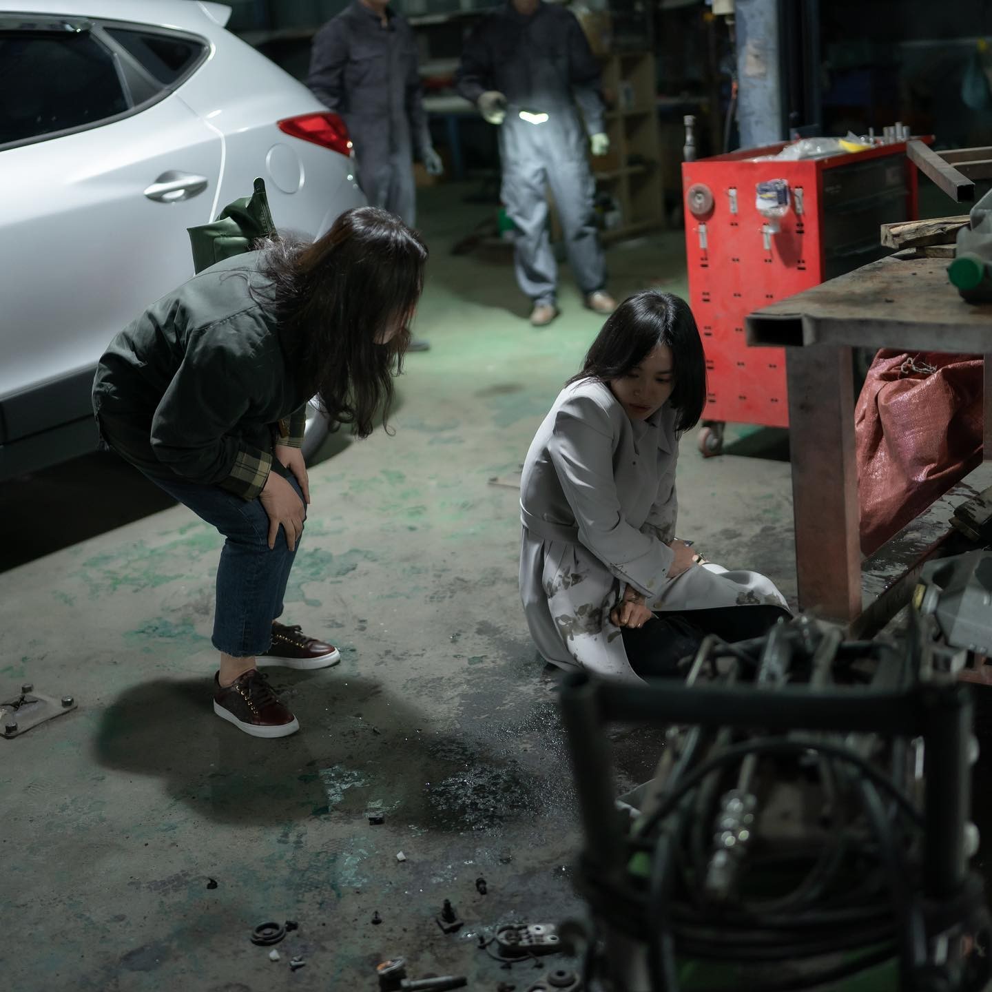 Song Hye Kyo tung loạt ảnh trong hậu trường 'The Glory': Biểu cảm gây sốt mạng - Ảnh 5