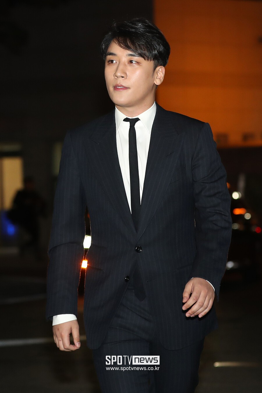 Seungri được ra tù sau 1 năm rưỡi thụ án. Ảnh SpotTV News Seungri được ra tù sau 1 năm rưỡi thụ án. Ảnh SpotTV News