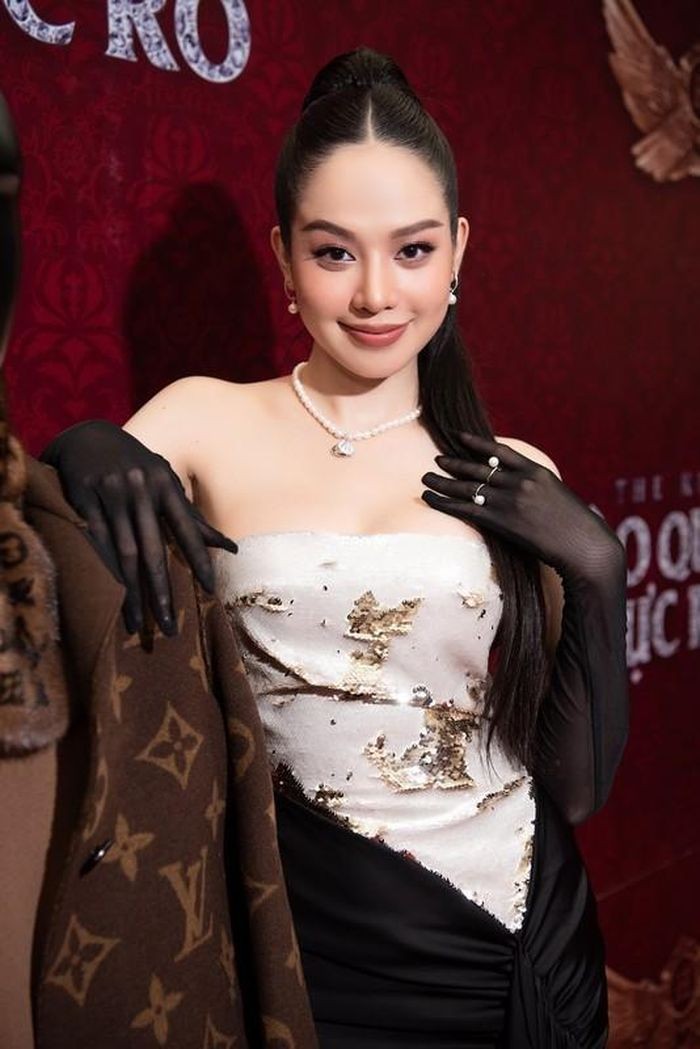 Hoa hậu Thanh Thủy gây sốt với nhan sắc lạ, táo bạo với phong cách gợi cảm sau hơn 3 tháng đăng quang 1 Hoa hậu Thanh Thủy gây sốt với nhan sắc lạ, táo bạo với phong cách gợi cảm sau hơn 3 tháng đăng quang 1