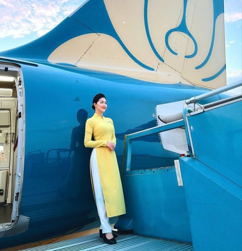 Nữ tiếp viên trưởng Vietnam Airlines tỏ thái độ gắt khi bị người lạ 'gạ' làm 'sugar baby' - Ảnh 1 Nữ tiếp viên trưởng Vietnam Airlines tỏ thái độ gắt khi bị người lạ 'gạ' làm 'sugar baby' - Ảnh 1