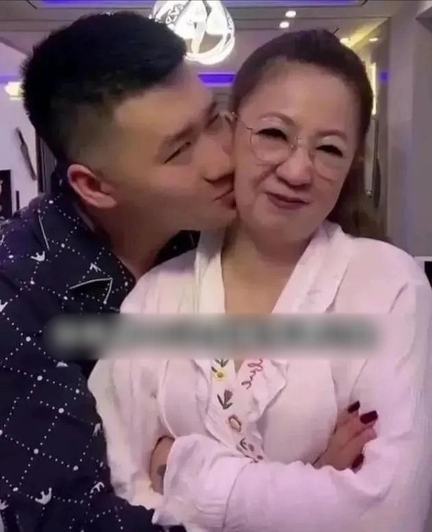 Đại Lý và cô vợ ngoài 50 tuổi. Đại Lý và cô vợ ngoài 50 tuổi.
