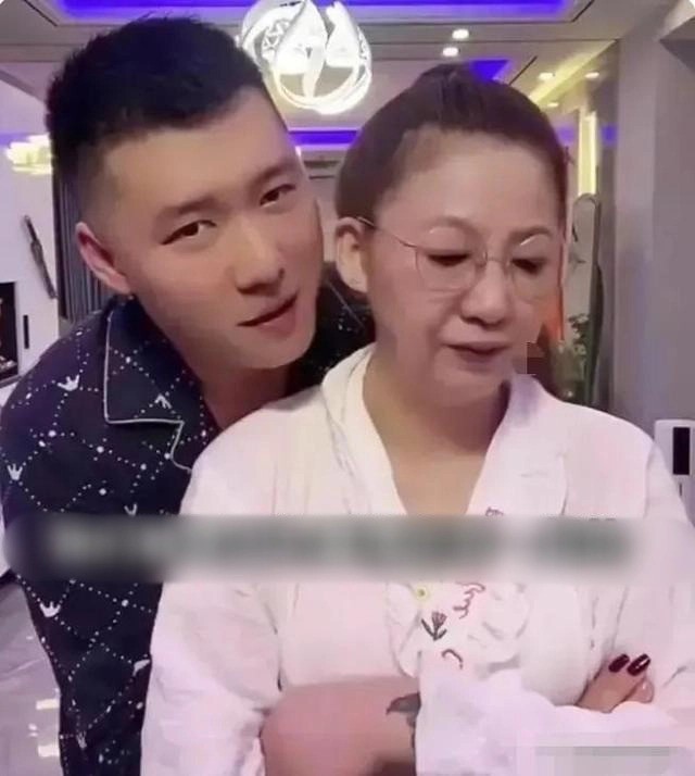 Cả hai có cuộc sống rất hạnh phúc. Cả hai có cuộc sống rất hạnh phúc.