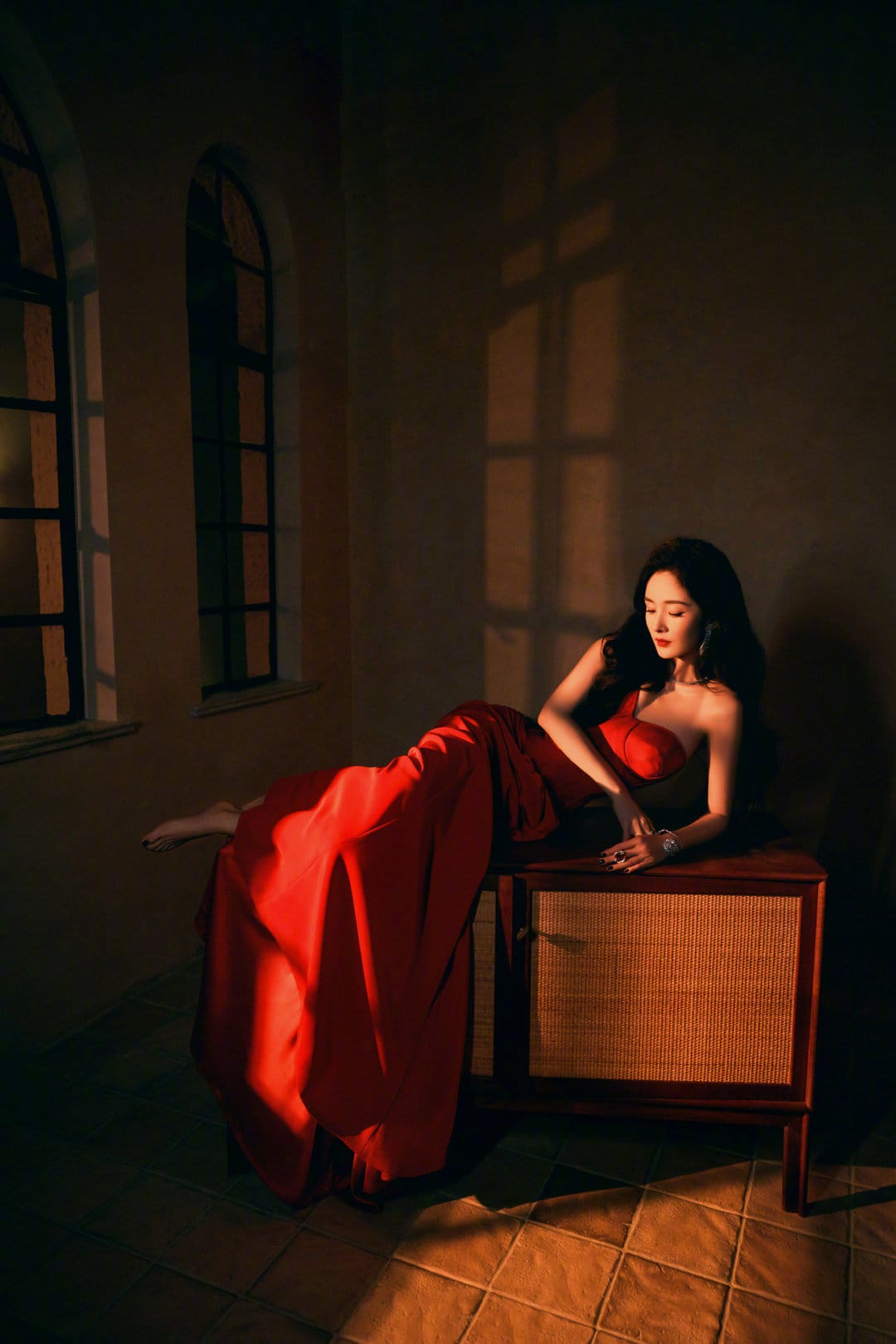 Dương Mịch khoe 'báu vật' hút hồn trên cơ thể trong bộ váy rực đỏ như 'phượng hoàng lửa' 3 Dương Mịch khoe 'báu vật' hút hồn trên cơ thể trong bộ váy rực đỏ như 'phượng hoàng lửa' 3