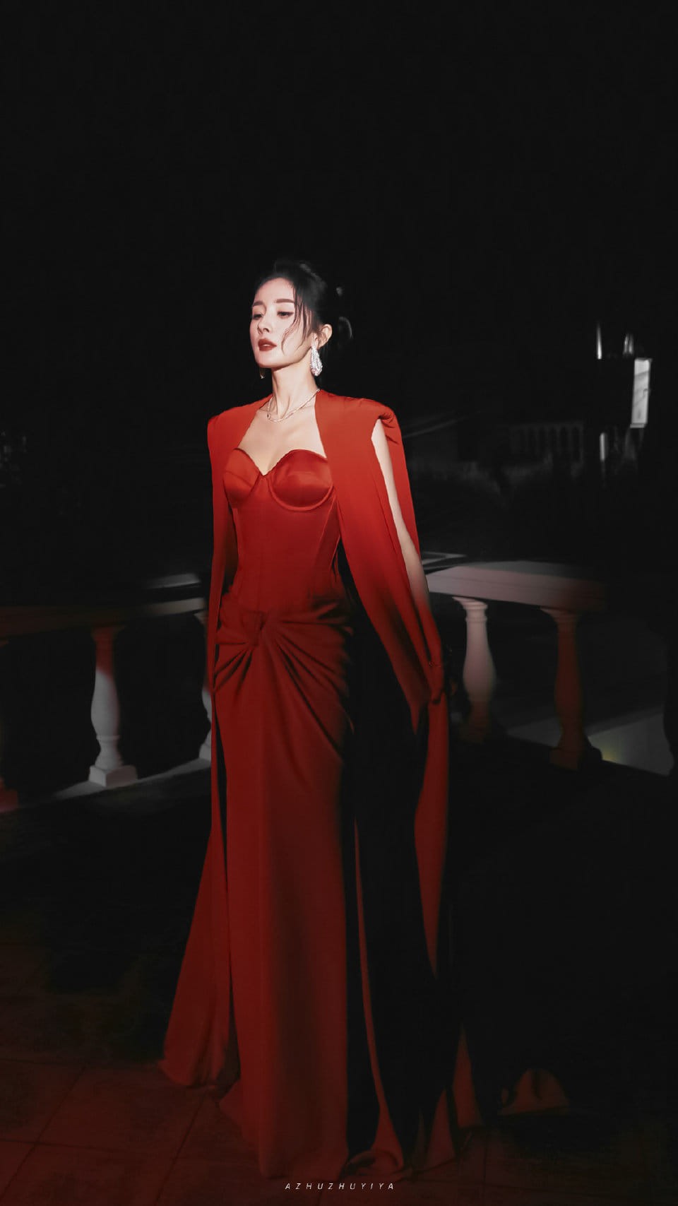 Dương Mịch khoe 'báu vật' hút hồn trên cơ thể trong bộ váy rực đỏ như 'phượng hoàng lửa' 2 Dương Mịch khoe 'báu vật' hút hồn trên cơ thể trong bộ váy rực đỏ như 'phượng hoàng lửa' 2