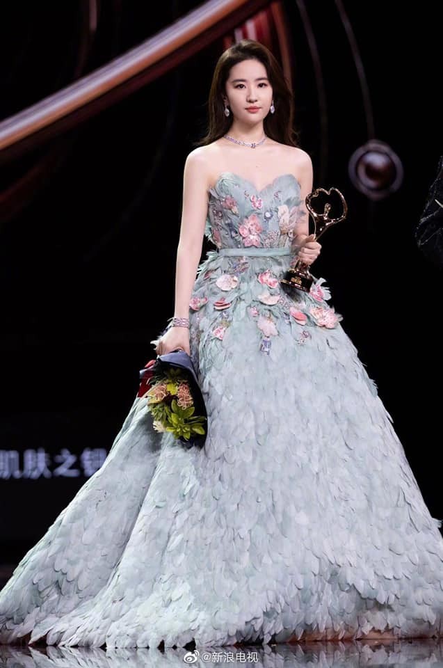 Nữ diễn viên cũng bị chê vai thô khi mặc áo cúp ngực. Nữ diễn viên cũng bị chê vai thô khi mặc áo cúp ngực.