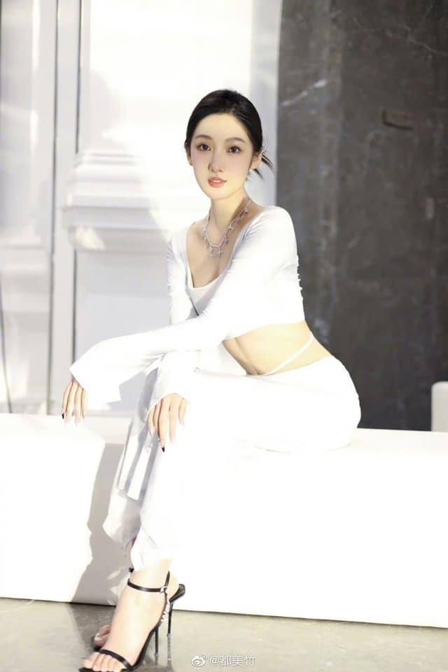 Đô Mỹ Trúc khoe ảnh tham gia sự kiện. Ảnh Weibo Đô Mỹ Trúc khoe ảnh tham gia sự kiện. Ảnh Weibo