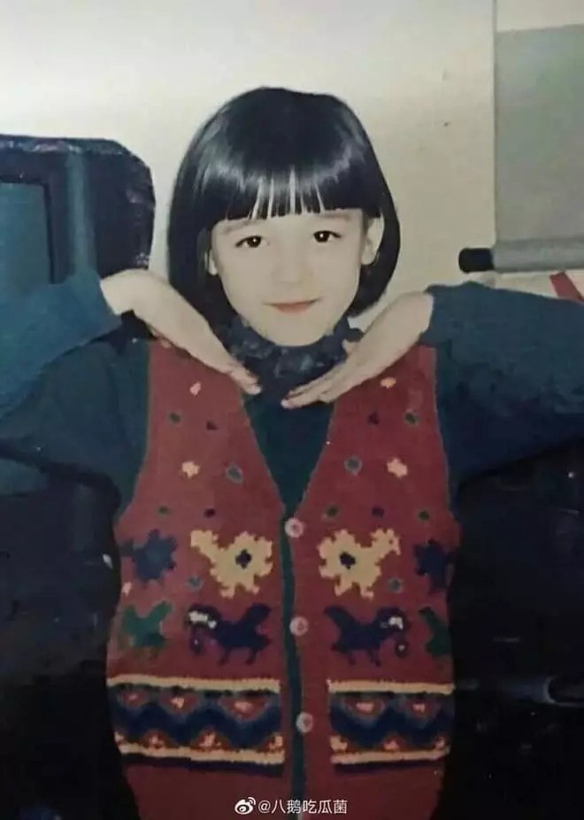 Địch Lệ Nhiệt Ba hồi còn nhỏ đã sở hữu nhiều nét đáng yêu. Địch Lệ Nhiệt Ba hồi còn nhỏ đã sở hữu nhiều nét đáng yêu.