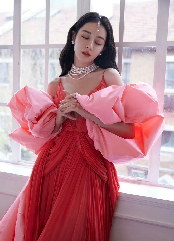 Khui lại ảnh Địch Lệ Nhiệt Ba ở tuổi 15: Nhan sắc thế nào mà chính chủ tự nhận kém sắc? - Ảnh 1 Khui lại ảnh Địch Lệ Nhiệt Ba ở tuổi 15: Nhan sắc thế nào mà chính chủ tự nhận kém sắc? - Ảnh 1