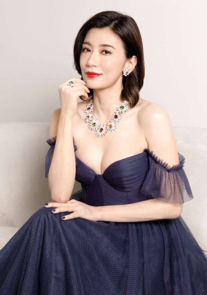 'Triệu Mẫn' Giả Tịnh Văn để lộ sắc vóc thật ở tuổi 49 qua ảnh chụp lén 6 'Triệu Mẫn' Giả Tịnh Văn để lộ sắc vóc thật ở tuổi 49 qua ảnh chụp lén 6