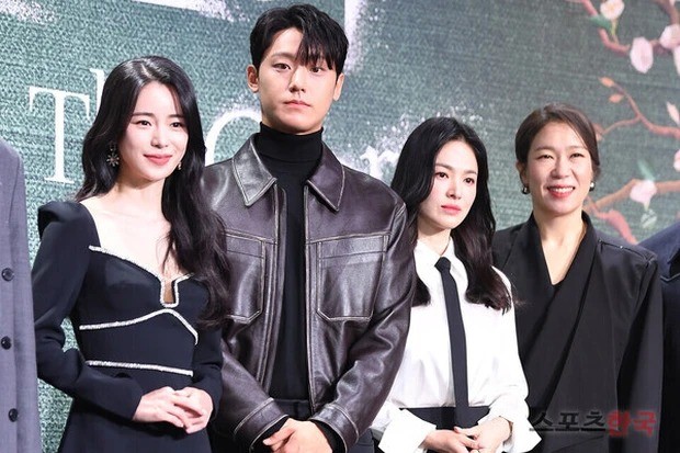 Song Hye Kyo như nữ phụ làm nền cho Lim Ji Yeon và Lee Do Hyun Song Hye Kyo như nữ phụ làm nền cho Lim Ji Yeon và Lee Do Hyun