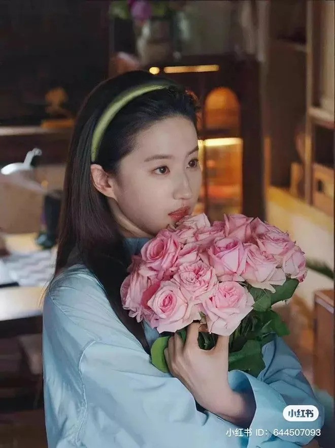 Nối gót Á hậu Phương Nhi, Thùy Tiên bắt trend giống Lưu Diệc Phi: Netizen lại ùa vào chê một điểm - Ảnh 1 Nối gót Á hậu Phương Nhi, Thùy Tiên bắt trend giống Lưu Diệc Phi: Netizen lại ùa vào chê một điểm - Ảnh 1
