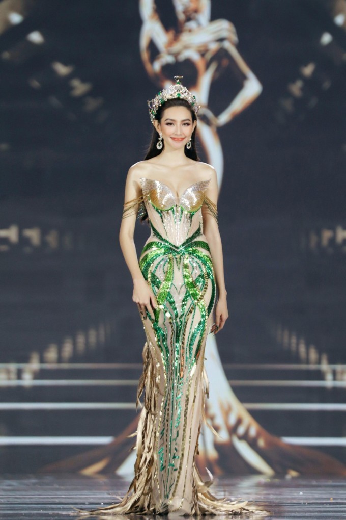 Một lần khác, người đẹp sinh năm 1998 cũng chọn chiếc đầm màu nude lẫn ánh xanh cùng với màu chiếc vương miện. Một lần khác, người đẹp sinh năm 1998 cũng chọn chiếc đầm màu nude lẫn ánh xanh cùng với màu chiếc vương miện.