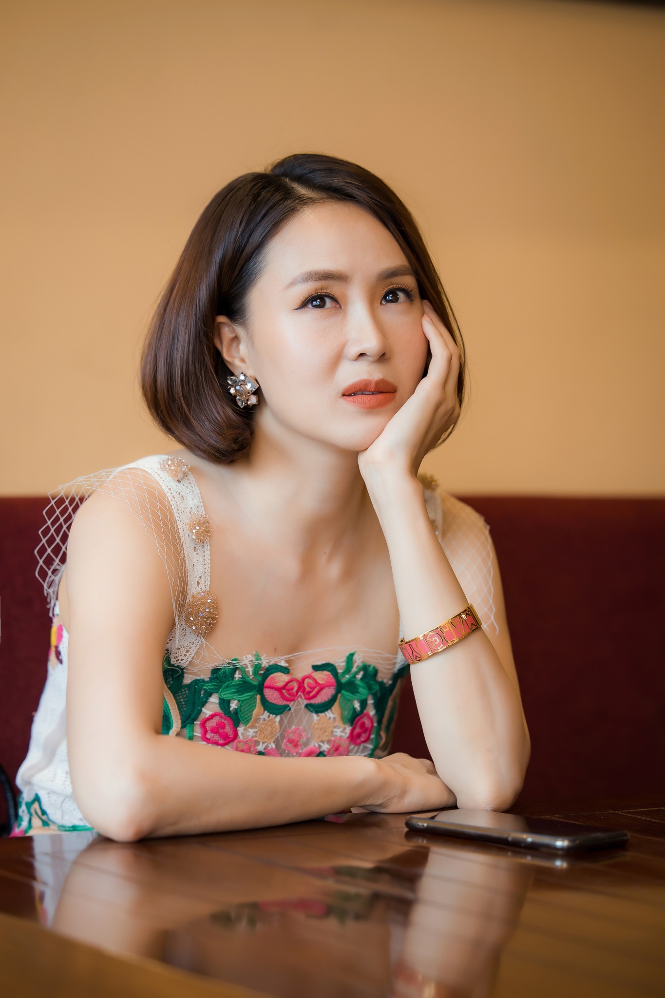 Diễn viên lận đận nhất màn ảnh của 'vũ trụ VTV' tiết lộ lý do luôn giữ chồng trong 'vòng bí mật' 2 Diễn viên lận đận nhất màn ảnh của 'vũ trụ VTV' tiết lộ lý do luôn giữ chồng trong 'vòng bí mật' 2