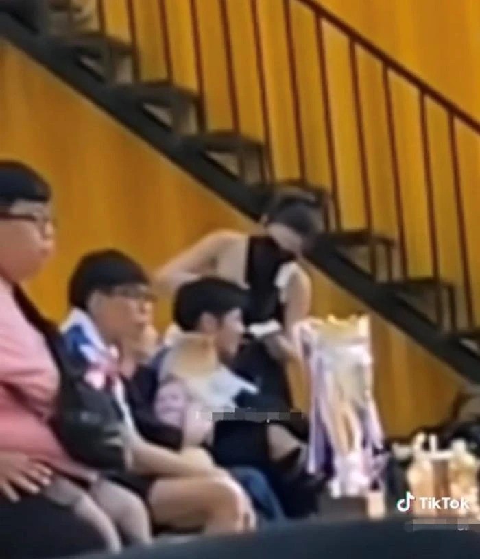 Không còn giấu giếm, Puka thoải mái công khai thân mật với Gin Tuấn Kiệt chốn đông người 1 Không còn giấu giếm, Puka thoải mái công khai thân mật với Gin Tuấn Kiệt chốn đông người 1