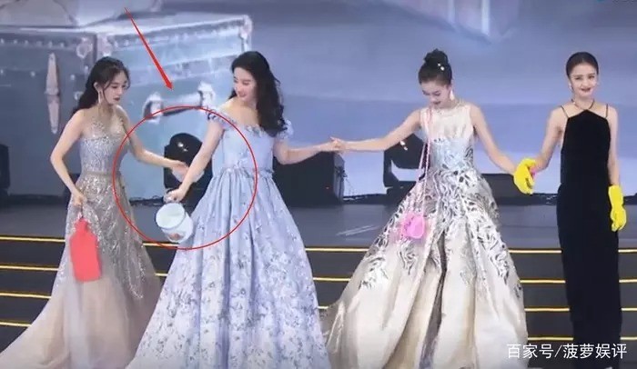 Dương Mịch không ít lần đưa tay về phía Lưu Diệc Phi nhưng bị từ chối. Dương Mịch không ít lần đưa tay về phía Lưu Diệc Phi nhưng bị từ chối.