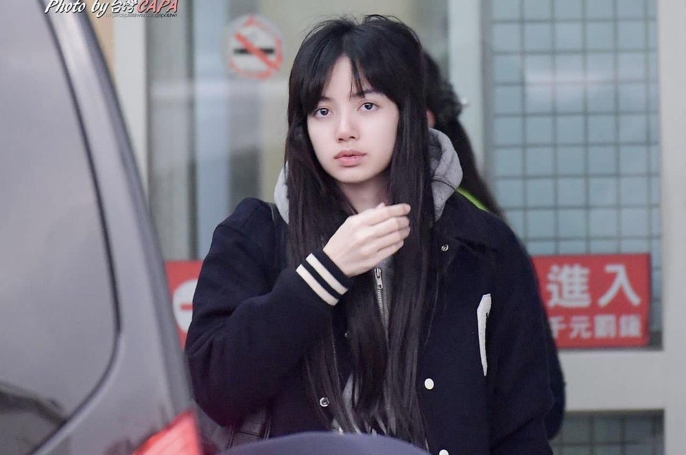 Phơi bày mặt mộc của Jisoo và Lisa (Blackpink) khi bị chụp lén ở sân bay 5 Phơi bày mặt mộc của Jisoo và Lisa (Blackpink) khi bị chụp lén ở sân bay 5