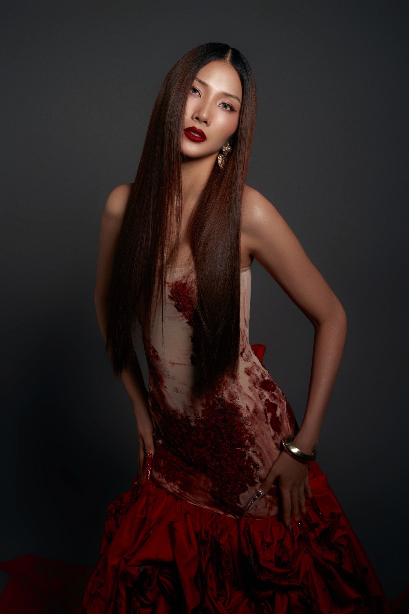 Hoàng Thùy nhắc lại chuyện mất túi cách đây 7 năm. Ảnh FBNV