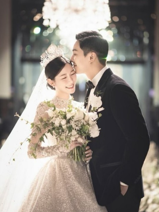 Lee Seung Gia và Lee Da In trong hôn lễ. Lee Seung Gia và Lee Da In trong hôn lễ.