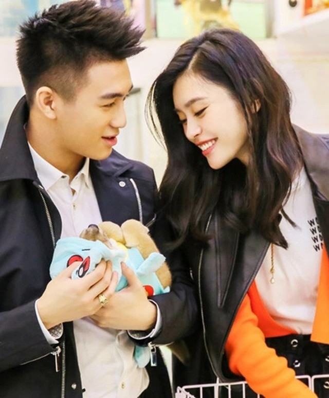 Hôn nhân của Hề Mộng Dao và thiếu gia Hà Du Quân nhận được nhiều sự chú ý của truyền thông. Hôn nhân của Hề Mộng Dao và thiếu gia Hà Du Quân nhận được nhiều sự chú ý của truyền thông.