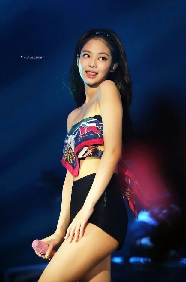 Jennie (BLACKPINK) mặc táo bạo, phá vỡ mọi tiêu chuẩn của idol Kpop - Ảnh 3 Jennie (BLACKPINK) mặc táo bạo, phá vỡ mọi tiêu chuẩn của idol Kpop - Ảnh 3