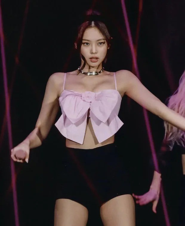 Jennie (BLACKPINK) mặc táo bạo, phá vỡ mọi tiêu chuẩn của idol Kpop - Ảnh 4 Jennie (BLACKPINK) mặc táo bạo, phá vỡ mọi tiêu chuẩn của idol Kpop - Ảnh 4