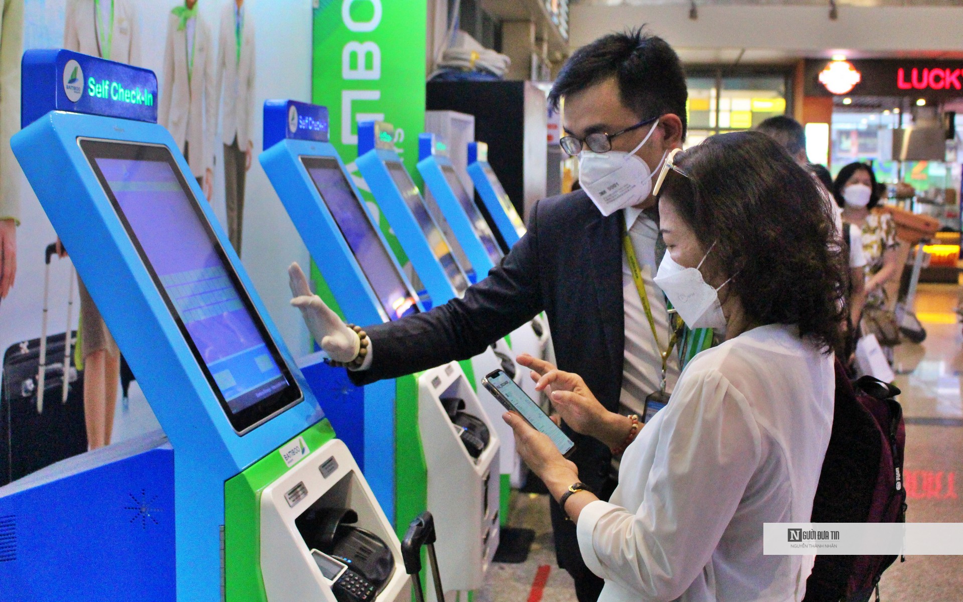 Giá vé máy bay bất ngờ giảm dần sát kỳ nghỉ lễ 30/4 khiến nhiều người đã mua vé từ sớm cảm thấy khó hiểu.