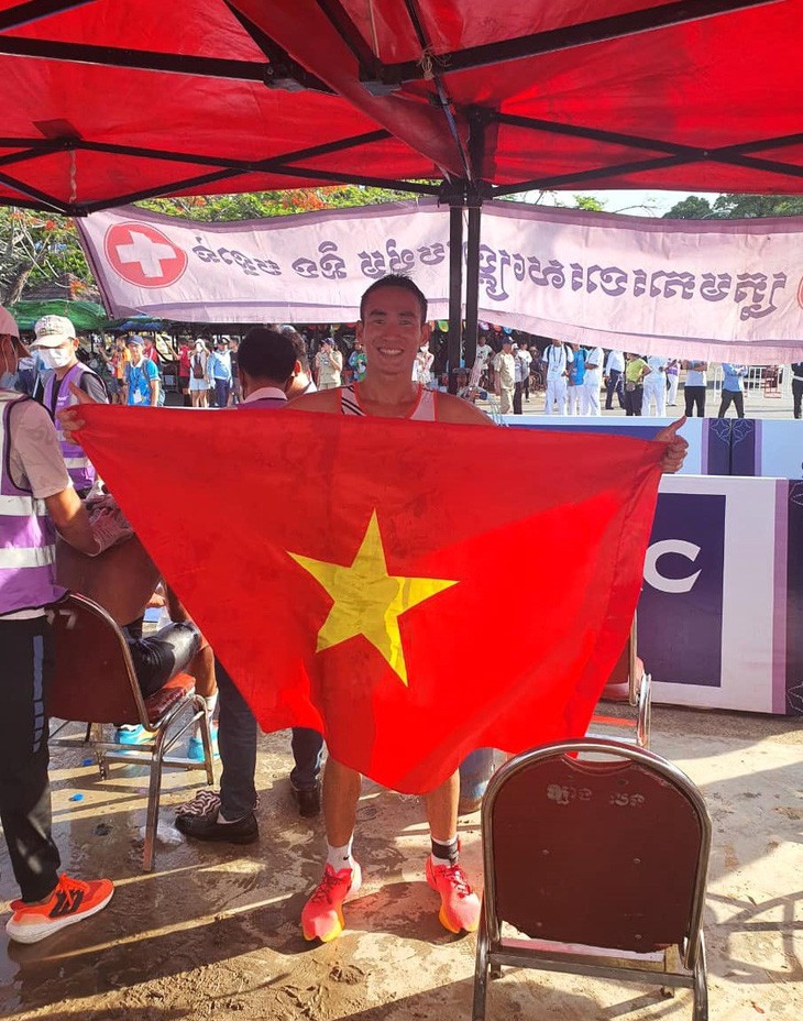 Tiến Sản ăn mừng sau khi bảo vệ thành công tấm HCV duathlon. Ảnh TTO Tiến Sản ăn mừng sau khi bảo vệ thành công tấm HCV duathlon. Ảnh TTO