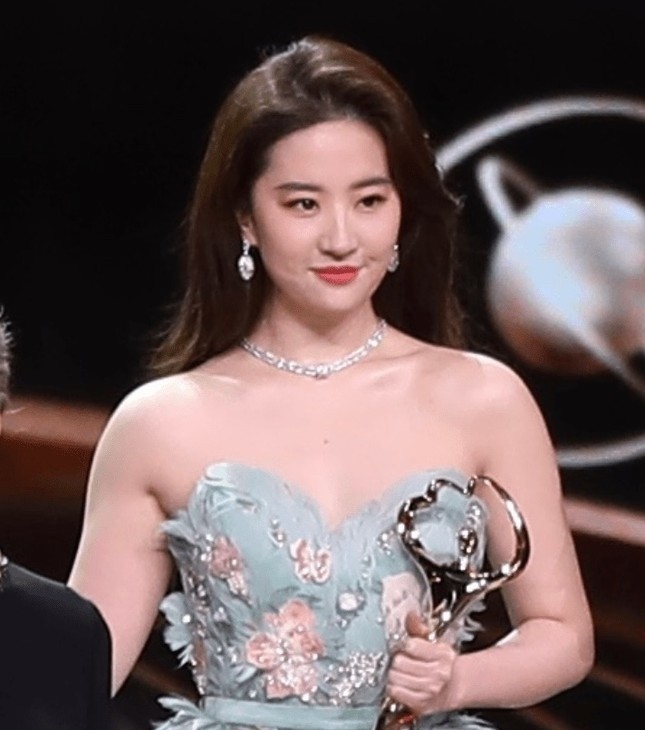 Đến ảnh hậu trường lại gây thất vọng vì thân hình trồi sụt bất thường Đến ảnh hậu trường lại gây thất vọng vì thân hình trồi sụt bất thường