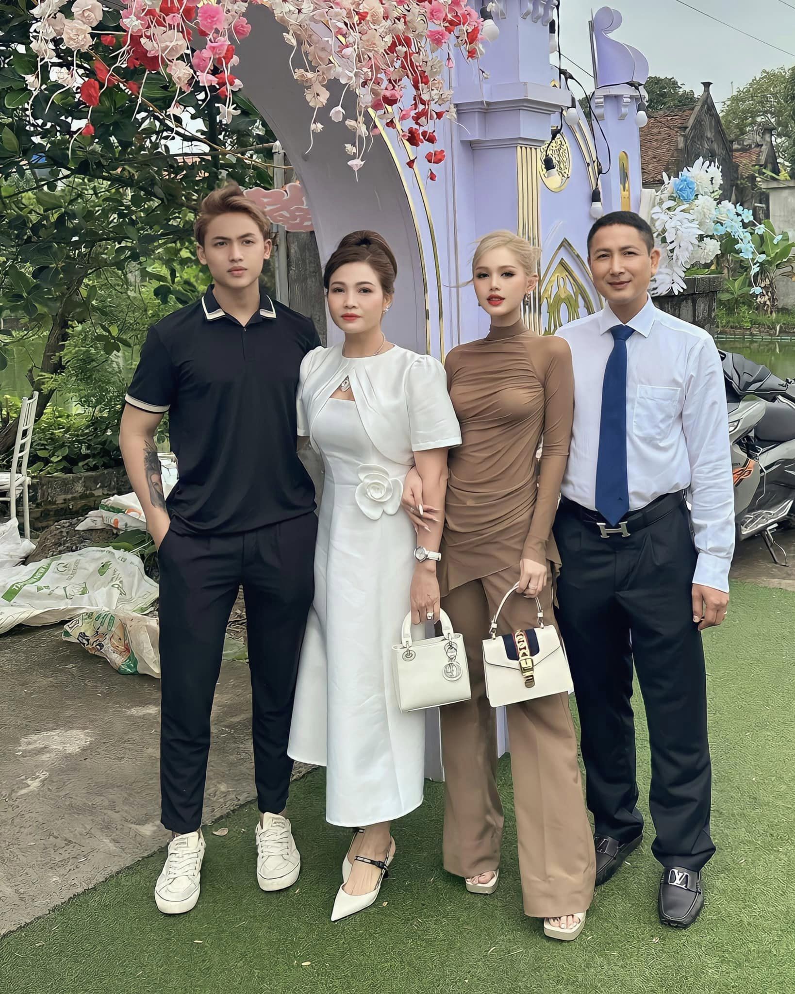 Lộ ảnh chụp lén Xoài Non khi về quê ăn cưới qua camera thường 3 Lộ ảnh chụp lén Xoài Non khi về quê ăn cưới qua camera thường 3