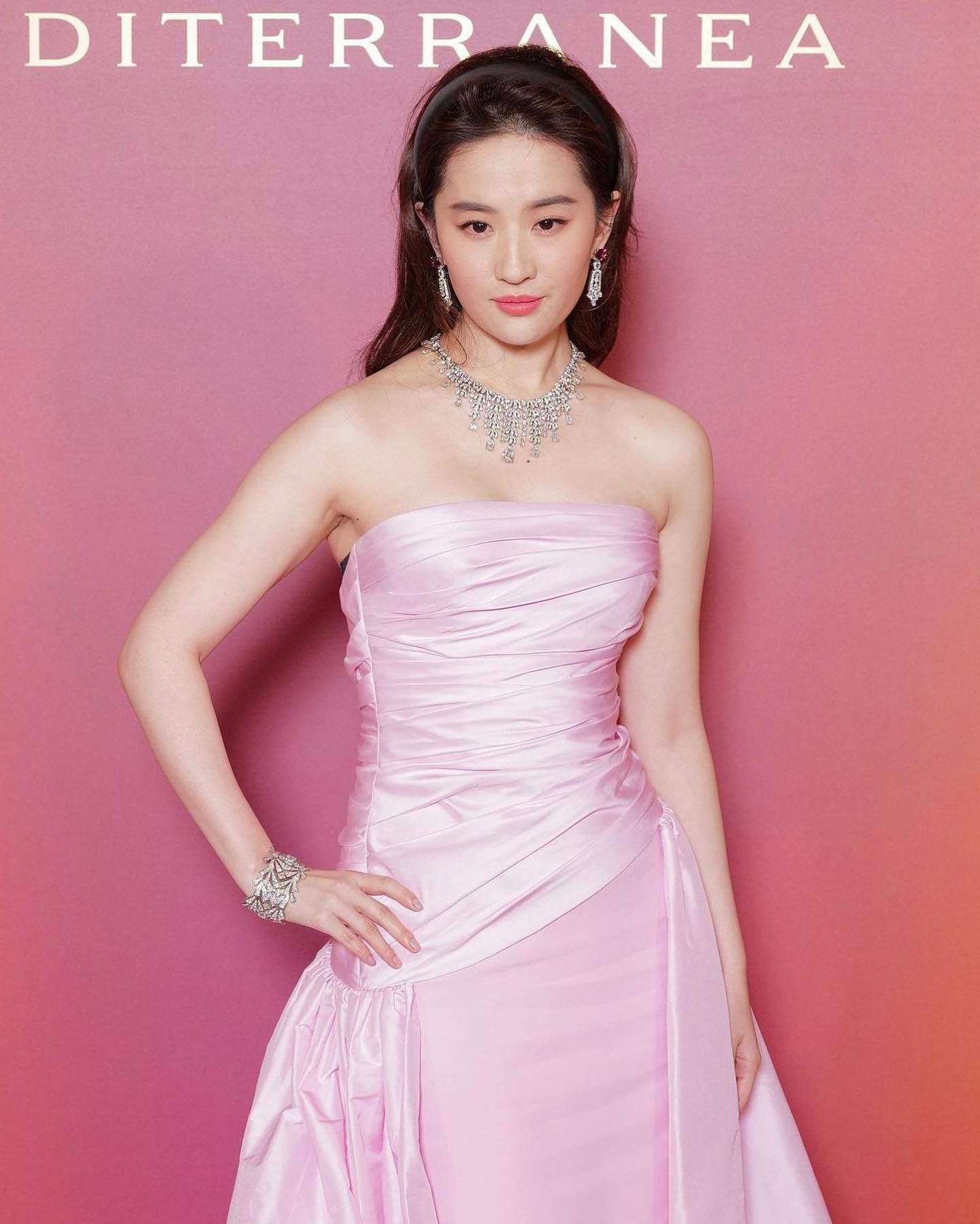 Lưu Diệc Phi bị chê kém sắc hơn Lisa (BLACKPINK) khi chung một khung hình - Ảnh 3