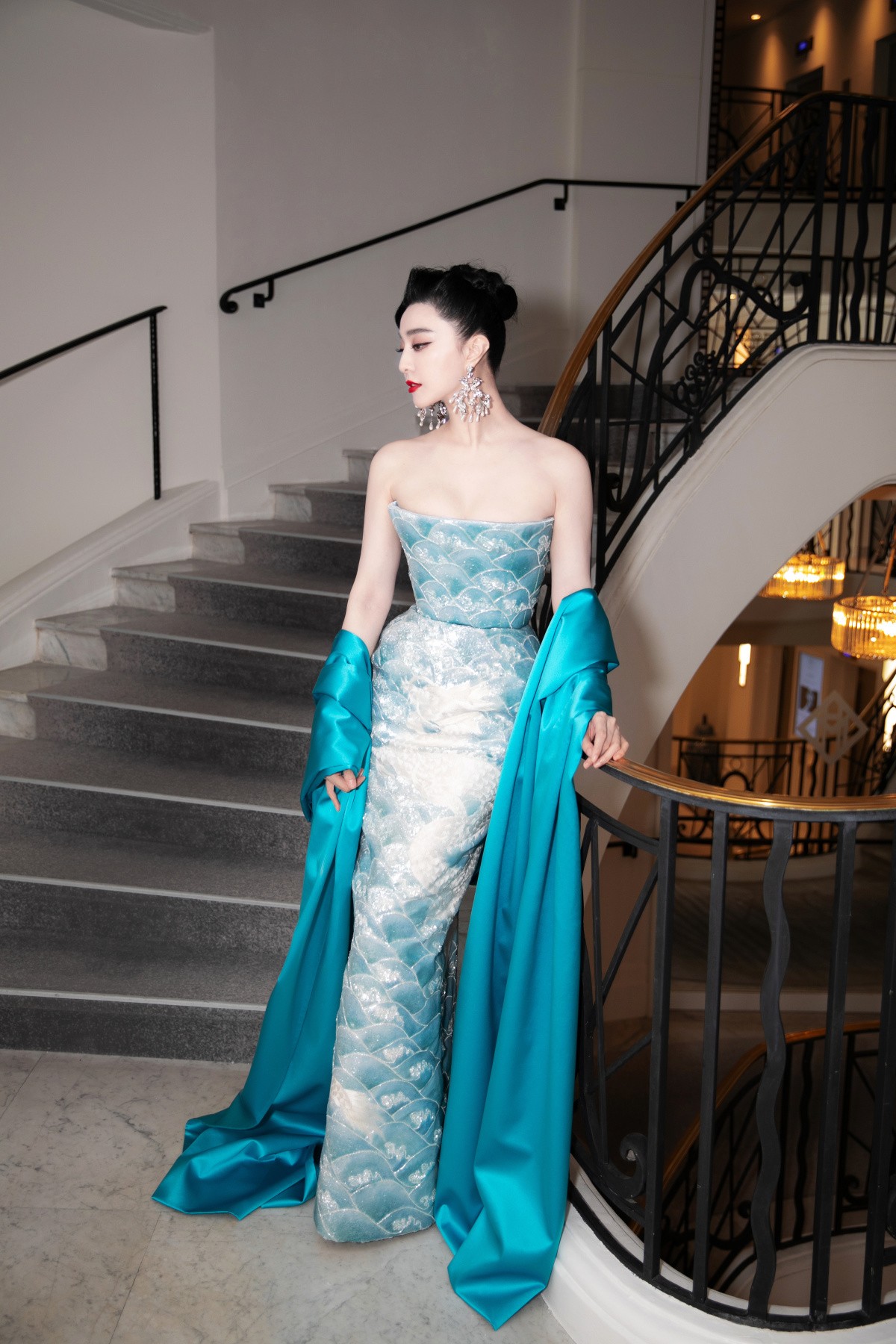 Phạm Băng Băng khoe sắc vóc với váy 'rồng vờn mây sóng' ở tuổi 42 2 Phạm Băng Băng khoe sắc vóc với váy 'rồng vờn mây sóng' ở tuổi 42 2
