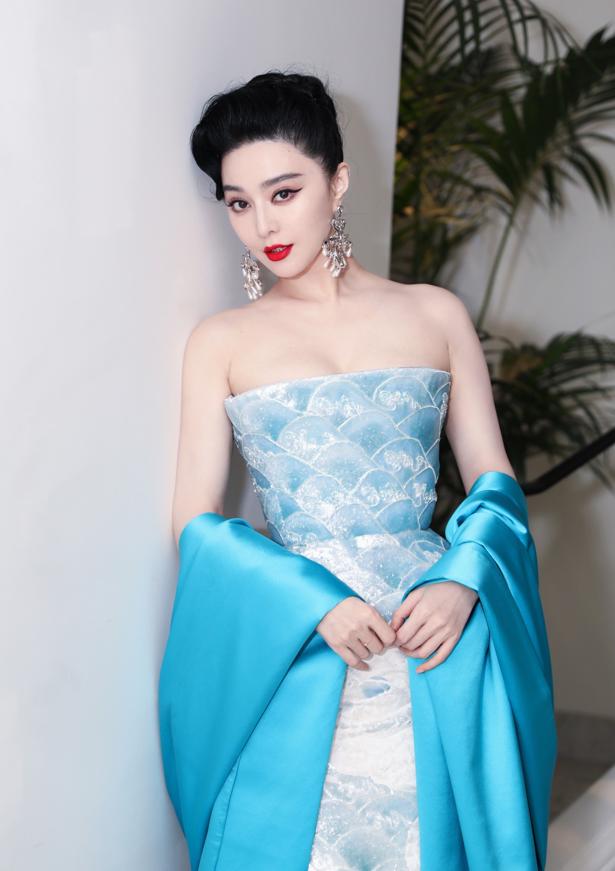 Phạm Băng Băng khoe sắc vóc với váy 'rồng vờn mây sóng' ở tuổi 42 3 Phạm Băng Băng khoe sắc vóc với váy 'rồng vờn mây sóng' ở tuổi 42 3