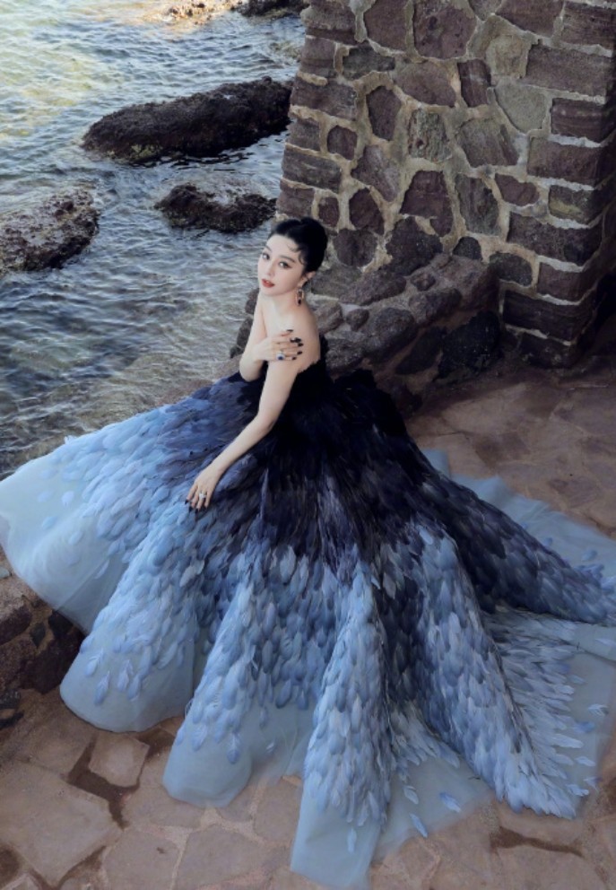 Phạm Băng Băng vẫn tỏa sáng với màn hóa 'thiên nga đen' ở thảm đỏ bế mạc Cannes - Ảnh 1 Phạm Băng Băng vẫn tỏa sáng với màn hóa 'thiên nga đen' ở thảm đỏ bế mạc Cannes - Ảnh 1