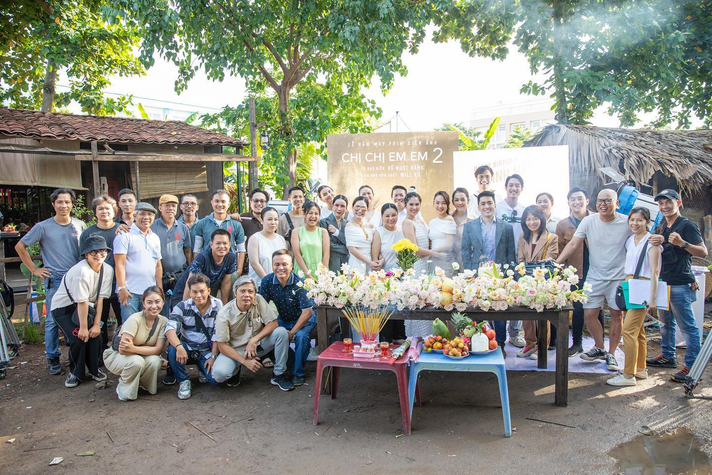 Không 'ô dề' đời không nể: Ngọc Trinh bày đàn chị làm trò phản cảm, dân mạng lắc đầu ngao ngán