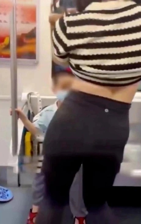 Clip thiếu nữ ăn mặc hở hang, đứng uốn éo gợi tình trước mặt bé trai trên chuyến tàu khiến mạng xã hội Trung Quốc dậy sóng thời gian qua