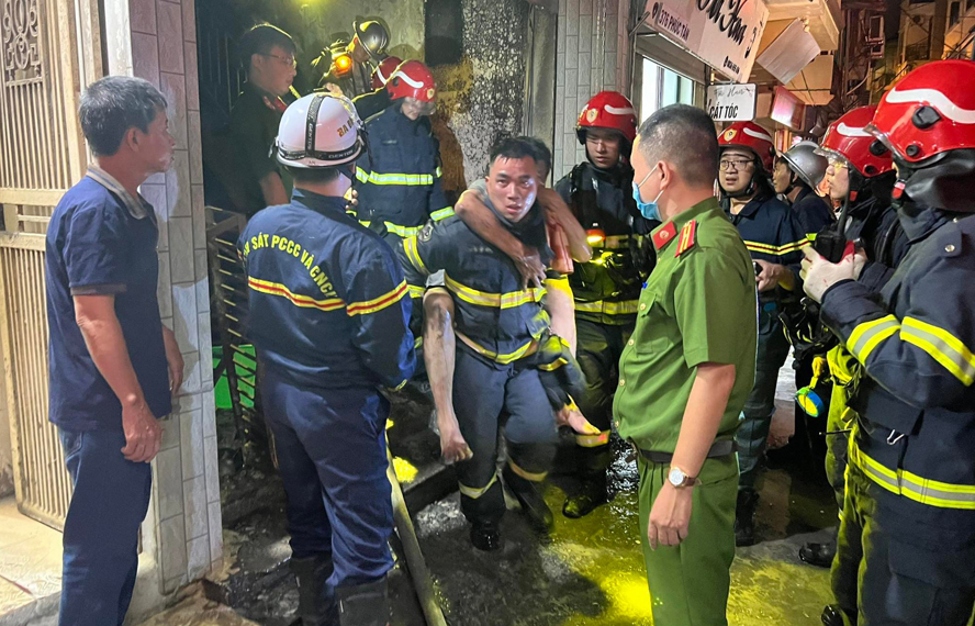 Tặng Bằng khen 1 tập thể, 2 cá nhân dũng cảm cứu thoát 4 người trong đám cháy - Ảnh 1