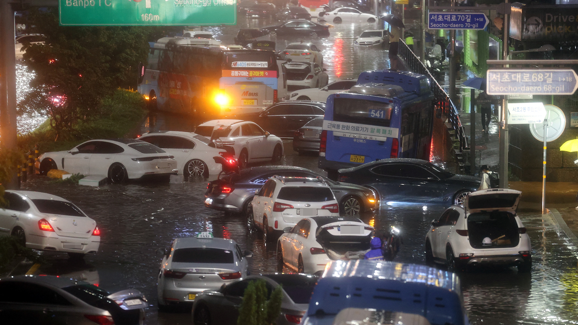 Chùm ảnh: Xót xa loạt xe sang ‘tan tác’ trên phố Seoul như bãi sắt vụn, còn lại gì sau thảm họa?