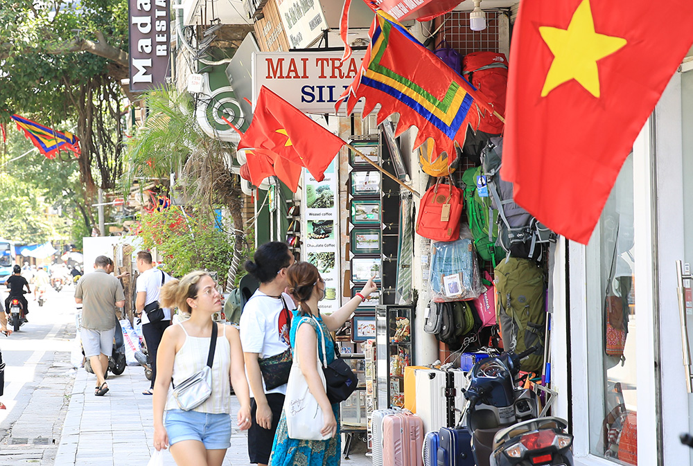 Hà Nội rộn ràng không khí chào mừng những ngày lễ lớn - Ảnh 8